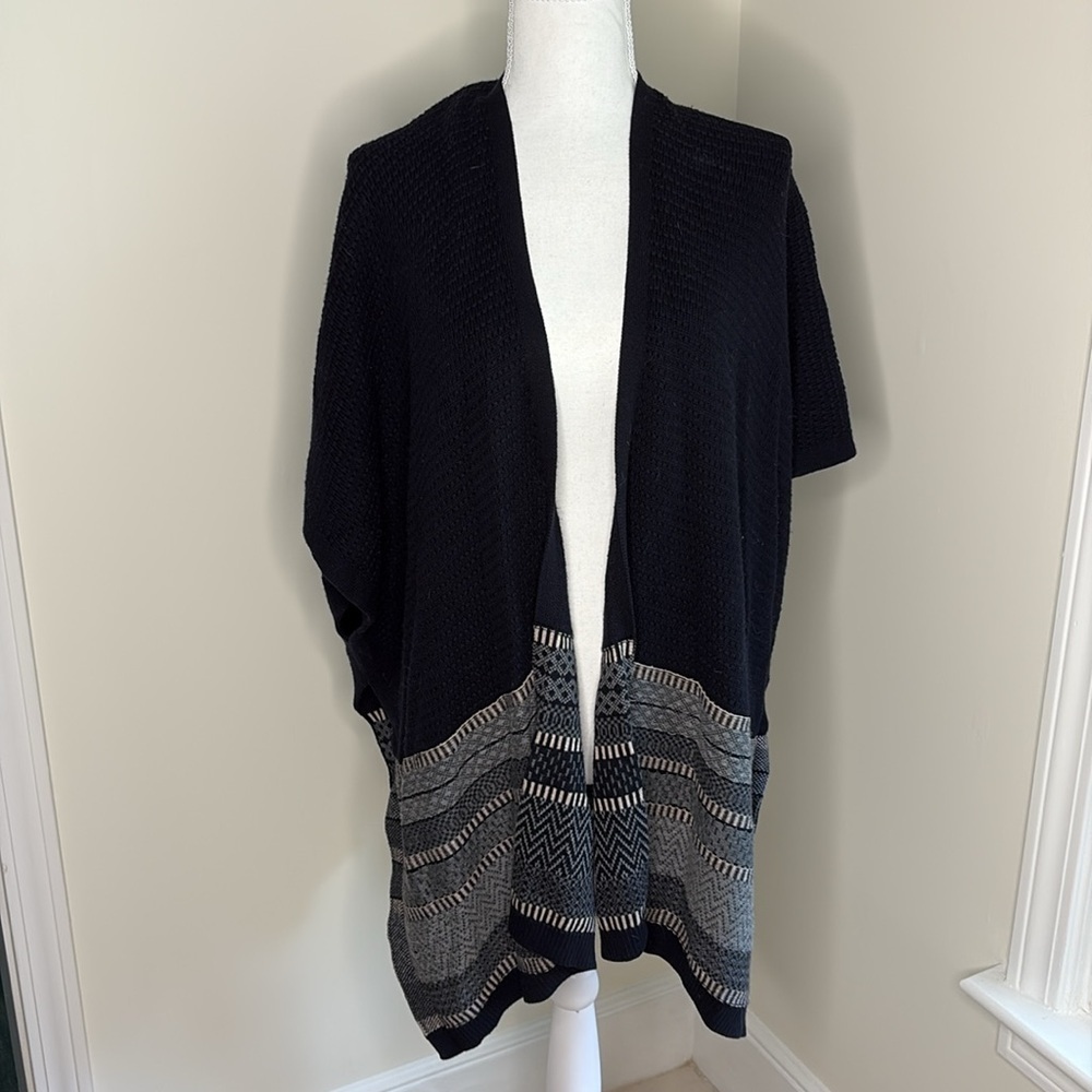 Banana Republic Navy and Cream Patterned Sweater Cape. XS/Small